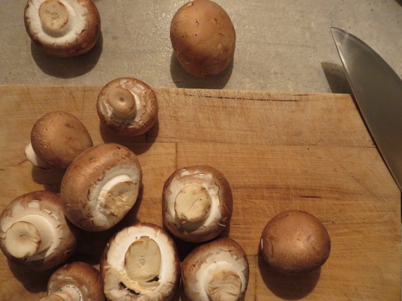 Geschmorte & karamellisierte Champignon-Zwiebel-Pfanne mit wilden Kräutern  auf geröstetem Brot mit Frischkäse | Landidylle