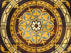 Antikes Ornament aus Zementmosaikplatten als Duschwanne